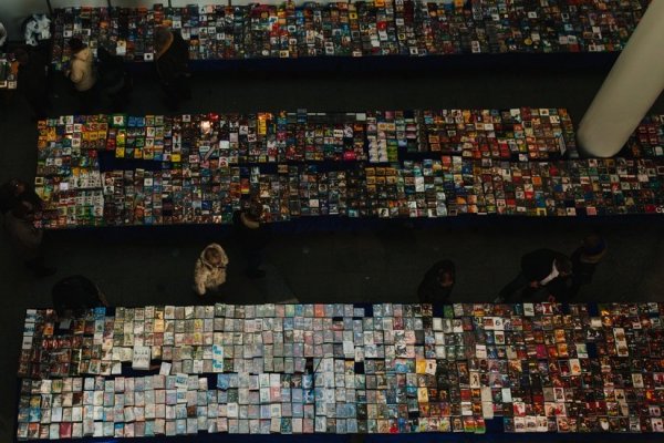 people-buy-sell-cassettes-large